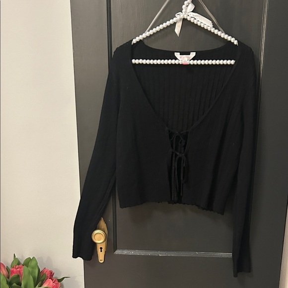 No Boundaries Tops - Elegant Black Women's Tie Top